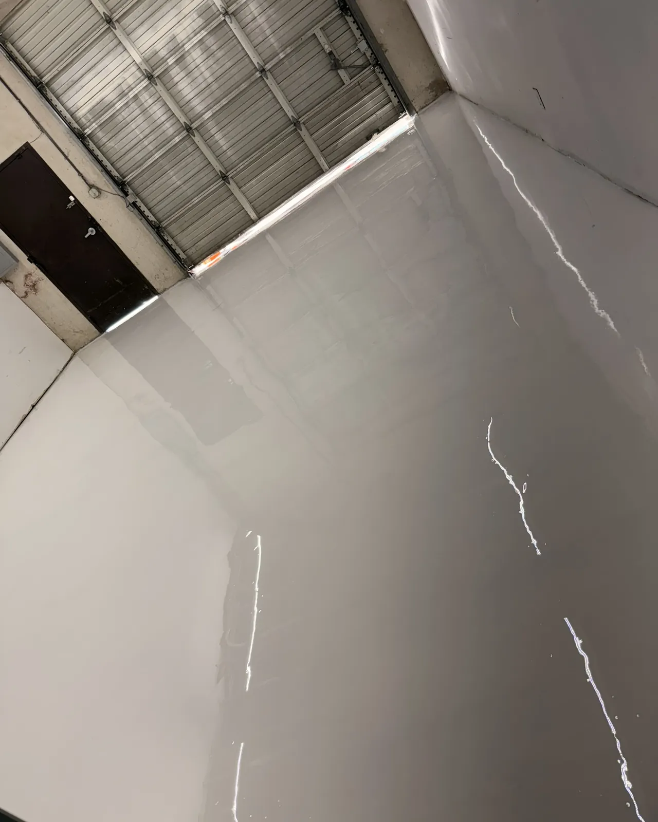 Shop floor in solid grey epoxy under a gloss topcoat
