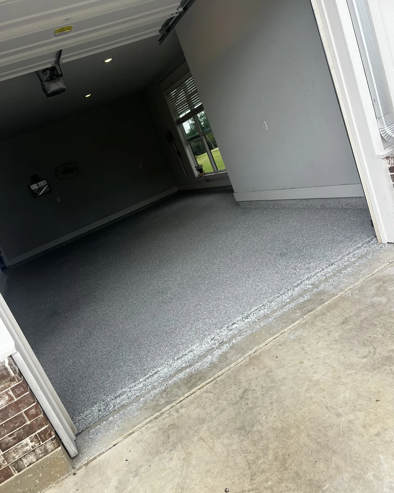 Garage, light grey flake